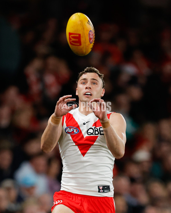 AFL 2024 Round 23 - Essendon v Sydney - A-53045698