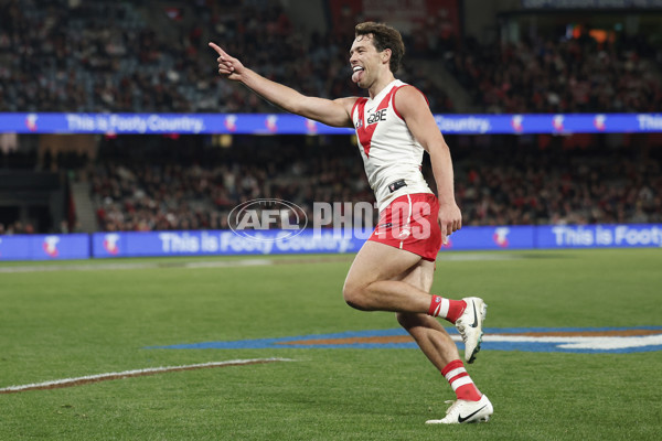AFL 2024 Round 23 - Essendon v Sydney - A-53053406