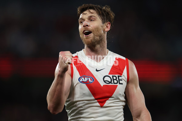 AFL 2024 Round 23 - Essendon v Sydney - A-53053551