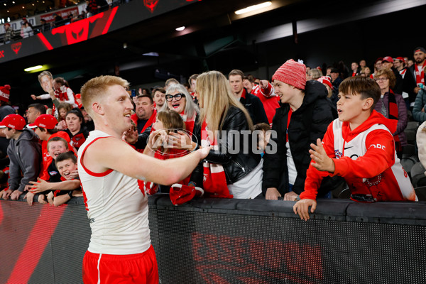 AFL 2024 Round 23 - Essendon v Sydney - A-53056239
