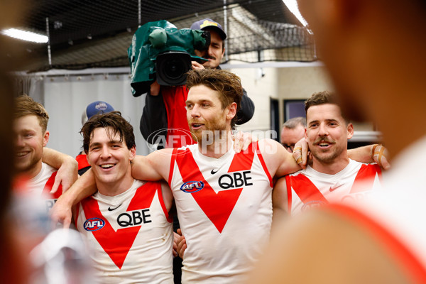 AFL 2024 Round 23 - Essendon v Sydney - A-53056327