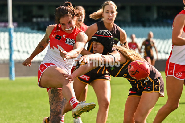 AFLW 2024 Practice Match - Sydney v Hawthorn - A-53066504
