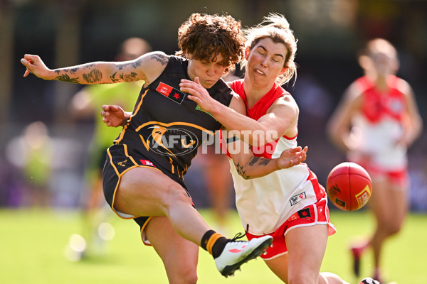 AFLW 2024 Practice Match - Sydney v Hawthorn - A-53069209