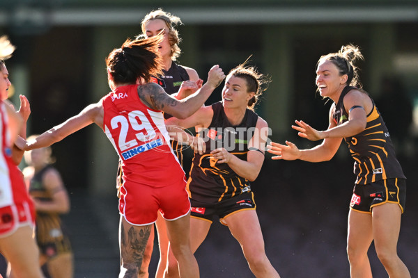 AFLW 2024 Practice Match - Sydney v Hawthorn - A-53072555