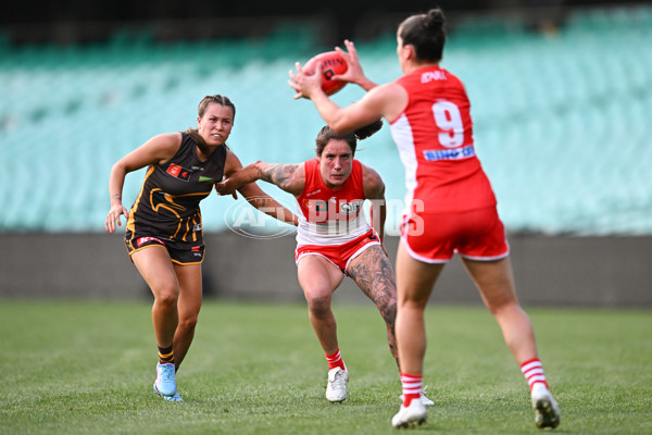 AFLW 2024 Practice Match - Sydney v Hawthorn - A-53075032