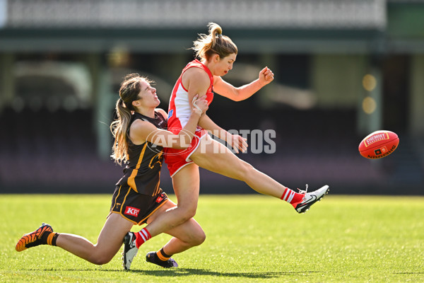 AFLW 2024 Practice Match - Sydney v Hawthorn - A-53075045