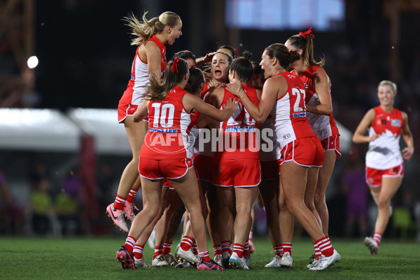 AFLW 2024 Round 01 - Sydney v Collingwood - A-53544715