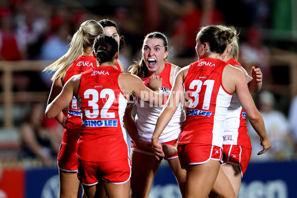 AFLW 2024 Round 01 - Sydney v Collingwood - A-53547548