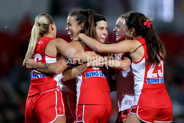 AFLW 2024 Round 01 - Sydney v Collingwood - A-53550416