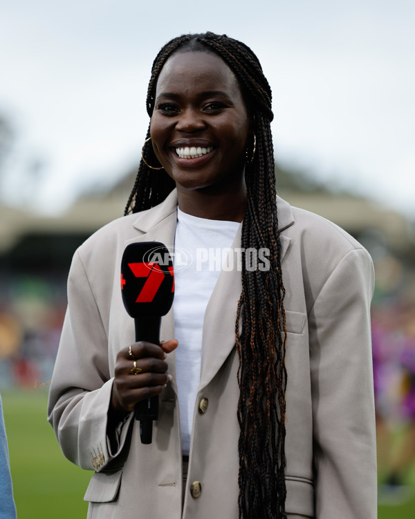 AFLW 2024 Round 01 - Hawthorn v Carlton - A-53606309