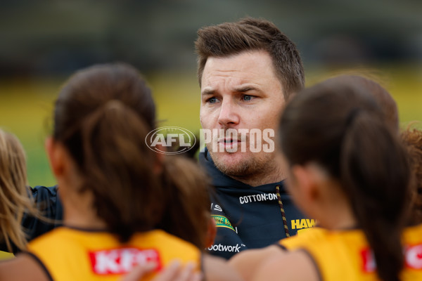 AFLW 2024 Round 01 - Hawthorn v Carlton - A-53608746