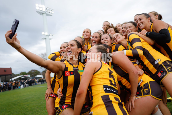 AFLW 2024 Round 01 - Hawthorn v Carlton - A-53612249