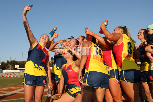 AFLW 2024 Round 02 - Fremantle v Adelaide - A-53821414