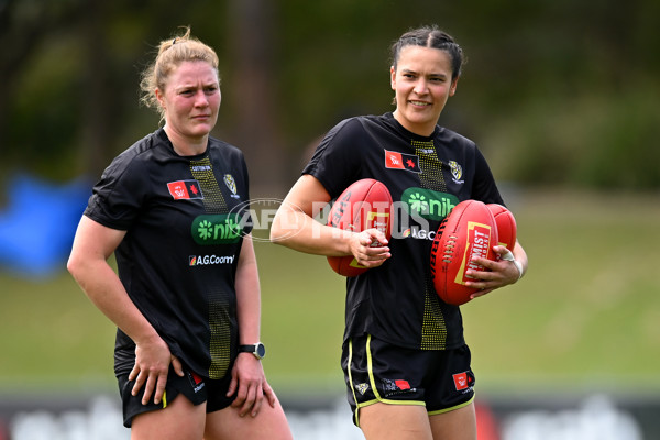 AFLW 2024 Round 03 - Sydney v Richmond - A-54016218