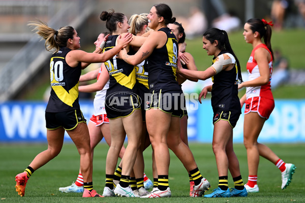 AFLW 2024 Round 03 - Sydney v Richmond - A-54018593