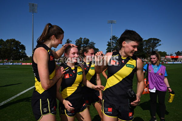 AFLW 2024 Round 03 - Sydney v Richmond - A-54024383