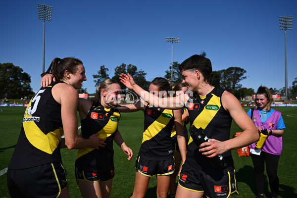 AFLW 2024 Round 03 - Sydney v Richmond - A-54024764