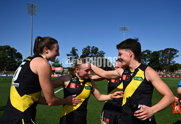 AFLW 2024 Round 03 - Sydney v Richmond - A-54024765