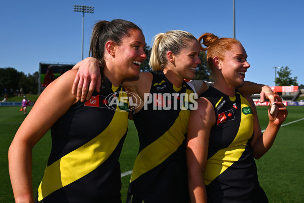 AFLW 2024 Round 03 - Sydney v Richmond - A-54026960