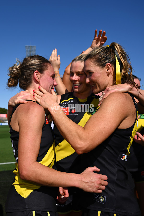 AFLW 2024 Round 03 - Sydney v Richmond - A-54026997