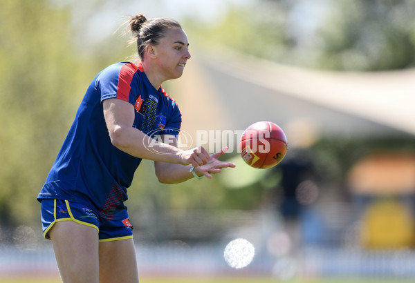 AFLW 2024 Round 03 - Adelaide v Hawthorn - A-54056880