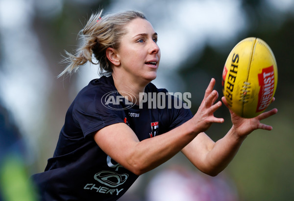 AFLW 2024 Round 03 - Essendon v St Kilda - A-54063922