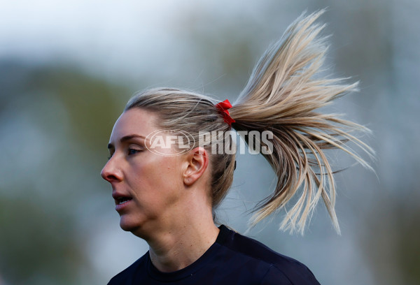 AFLW 2024 Round 03 - Essendon v St Kilda - A-54063925