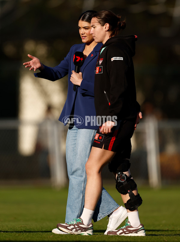 AFLW 2024 Round 03 - Essendon v St Kilda - A-54071547