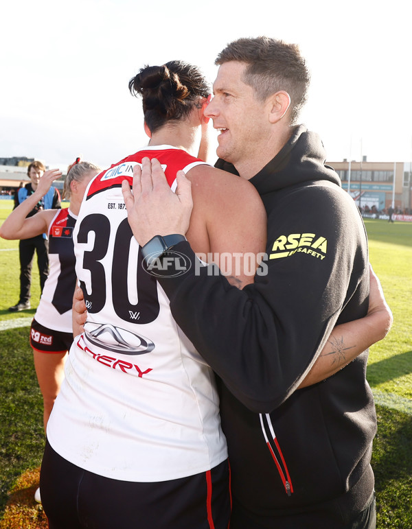 AFLW 2024 Round 03 - Essendon v St Kilda - A-54073984