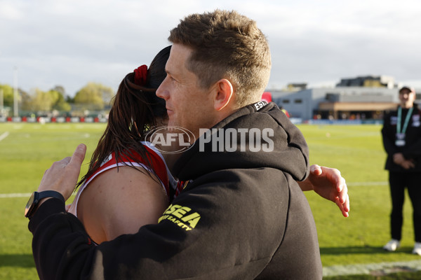 AFLW 2024 Round 03 - Essendon v St Kilda - A-54074168