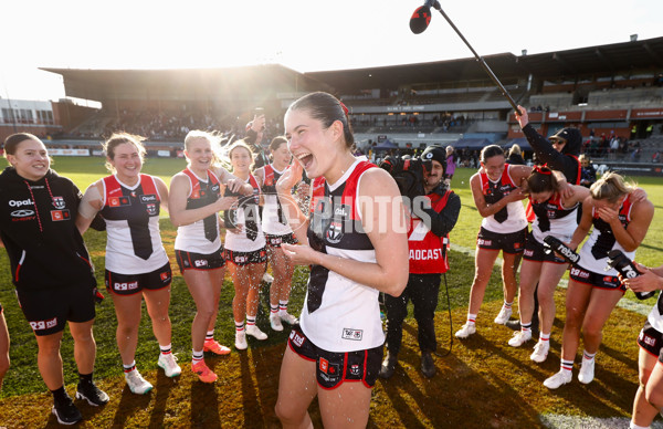 AFLW 2024 Round 03 - Essendon v St Kilda - A-54074187