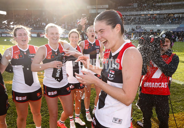 AFLW 2024 Round 03 - Essendon v St Kilda - A-54076410