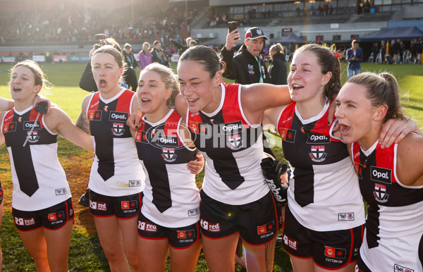 AFLW 2024 Round 03 - Essendon v St Kilda - A-54076414