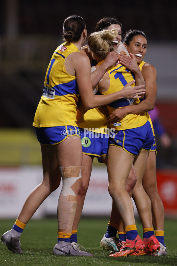 AFLW 2024 Round 04 - Collingwood v West Coast - A-54097393