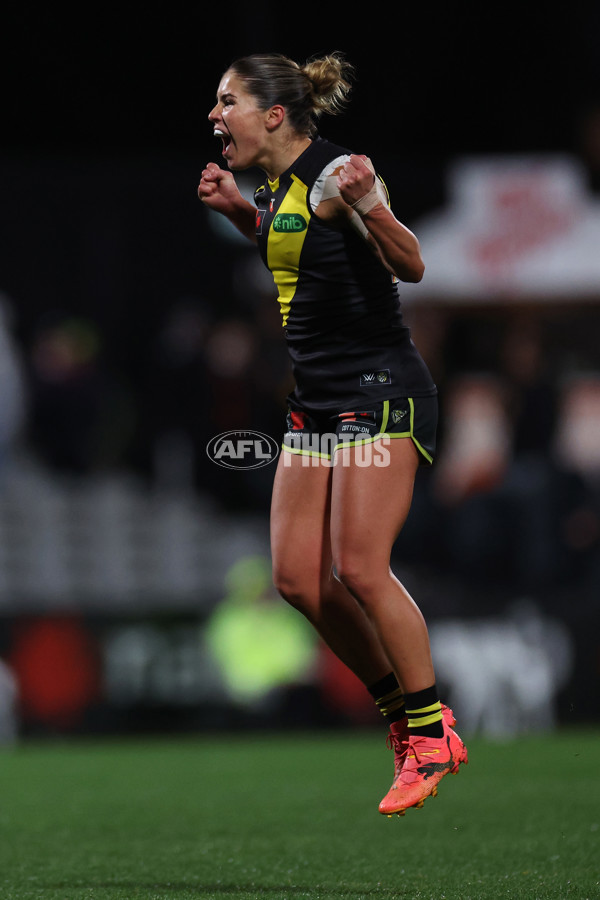 AFLW 2024 Round 04 - Richmond v Carlton - A-54137631