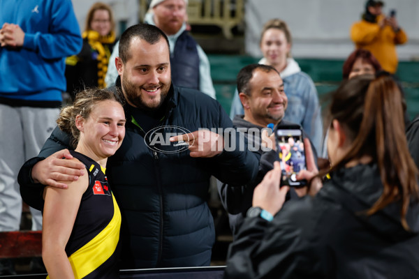 AFLW 2024 Round 04 - Richmond v Carlton - A-54138519