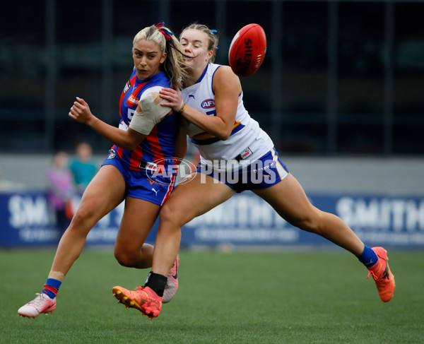 Coates League Girls 2024 Grand Final - Oakleigh Chargers v Eastern Ranges - A-54179034