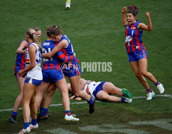 Coates League Girls 2024 Grand Final - Oakleigh Chargers v Eastern Ranges - A-54180026