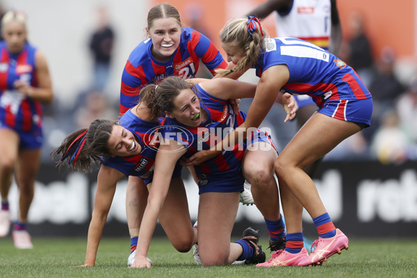 Coates League Girls 2024 Grand Final - Oakleigh Chargers v Eastern Ranges - A-54182285