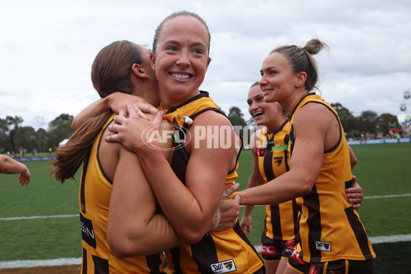 AFLW 2024 Round 04 - St Kilda v Hawthorn - A-54205731