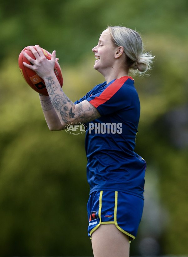 AFLW 2024 Round 04 - Adelaide v Essendon - A-54228308