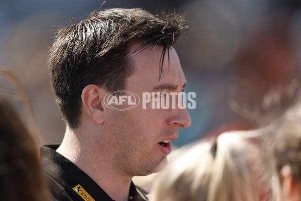 AFLW 2024 Round 05 - Collingwood v Gold Coast - A-54360264