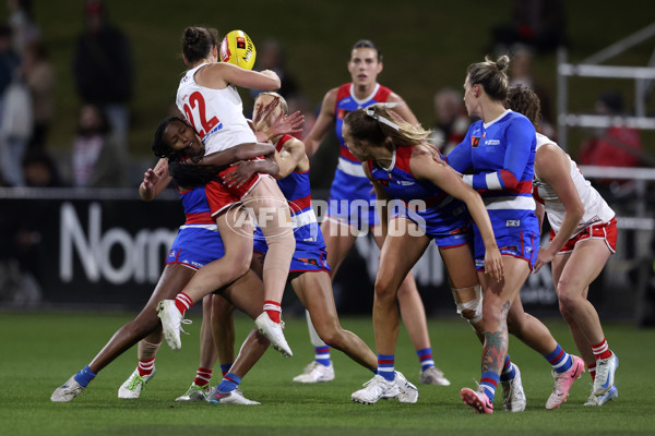 AFLW 2024 Round 05 - Western Bulldogs v Sydney - A-54373512