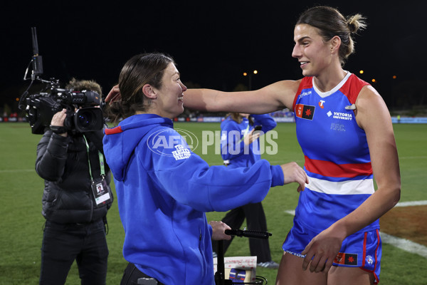 AFLW 2024 Round 05 - Western Bulldogs v Sydney - A-54375067