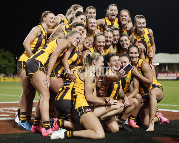 AFLW 2024 Round 06 - Hawthorn v Gold Coast - A-54590444