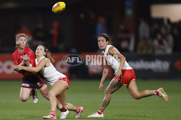 AFLW 2024 Round 06 - Essendon v Sydney - A-54593716