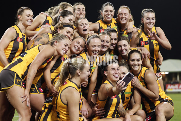 AFLW 2024 Round 06 - Hawthorn v Gold Coast - A-54616565