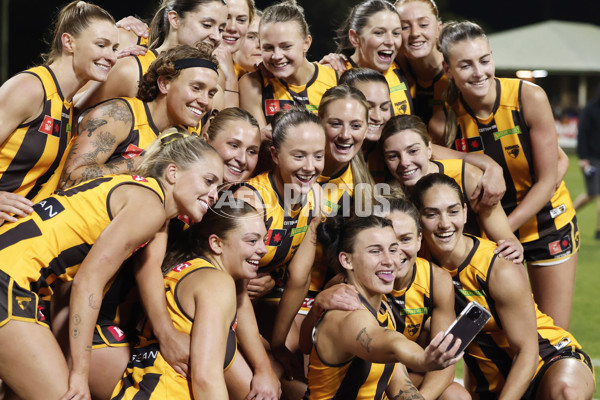 AFLW 2024 Round 06 - Hawthorn v Gold Coast - A-54616864
