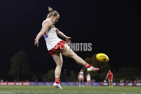 AFLW 2024 Round 06 - Essendon v Sydney - A-54616897