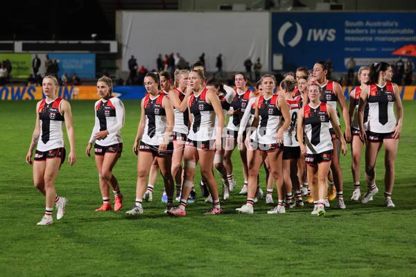 AFLW 2024 Round 06 - Adelaide v St Kilda - A-55085240